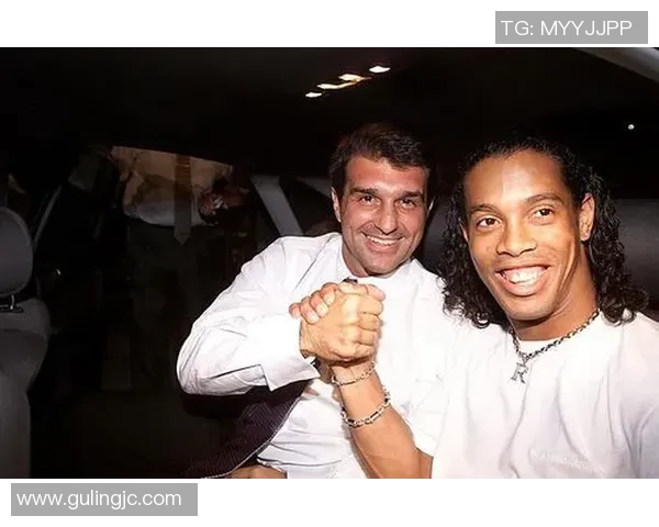 珍贵足球明星合影照记录历史瞬间展现球场风采与友谊的珍贵时刻